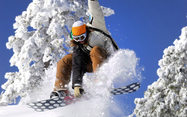 Обои картинки фото спорт, сноуборд, сноубордист, прыжок, снег, деревья