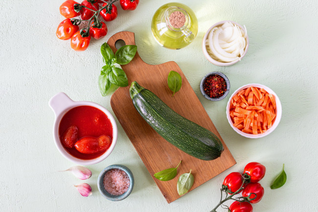 Обои картинки фото еда, овощи, цукини, лук, помидоры, чеснок, базилик