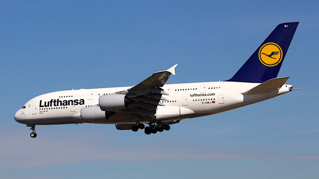 Обои картинки фото airbus a380-800 lufthansa airlines, авиация, пассажирские самолёты, самолет, полет, небо