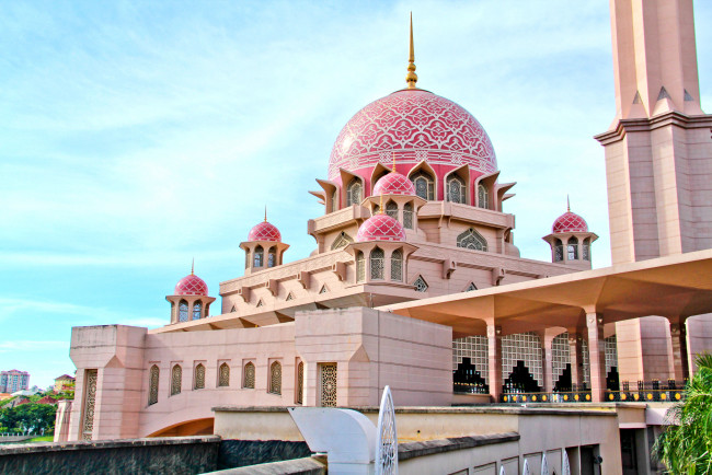 Обои картинки фото города, мечети, медресе, розовый, малайзия, купол, минареты