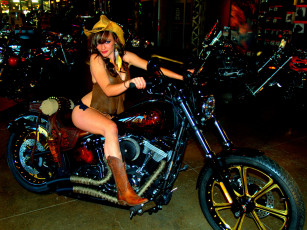 Картинка мотоциклы мото девушкой шляпа сапоги