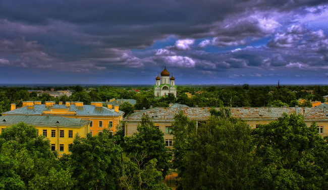 Обои картинки фото города, санкт-петербург,  петергоф , россия, пушкин, екатерининский, собор, здания, деревья, облака, панорама