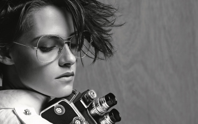 Обои картинки фото девушки, kristen stewart, очки, фотоаппарат