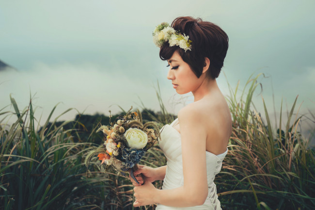 Обои картинки фото девушки, -unsort , азиатки, свадебное, платье, поле, девушка, азиатка