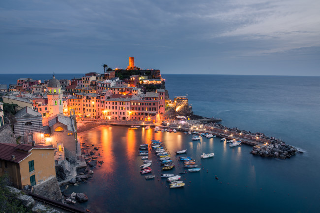 Обои картинки фото города, амальфийское и лигурийское побережье , италия, vernazza, cinque, terre, italy, ligurian, sea, вернацца, Чинкве-терре, лигурийское, море, побережье, бухта, лодки, здания, пейзаж