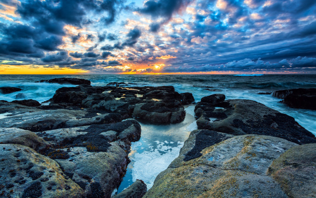 Обои картинки фото природа, побережье, утро, берег, камни, облака, небо, пляж