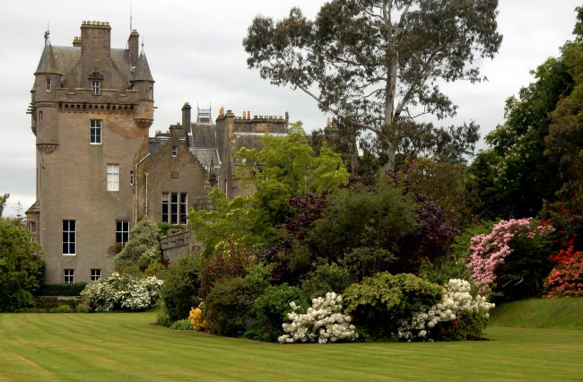 Обои картинки фото castle kennedy scotland, города, - дворцы,  замки,  крепости, кусты, лужайка, старинный, замок