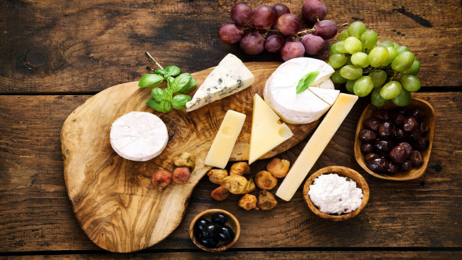 Обои картинки фото еда, разное, оливки, виноград, базилик, сыр