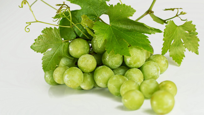 Обои картинки фото еда, виноград, зеленый, гроздь