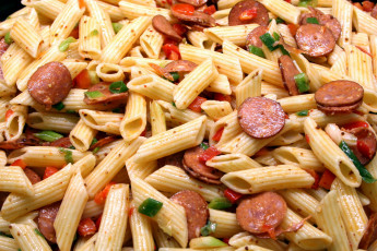 Картинка еда макаронные+блюда колбаса перья макароны паста