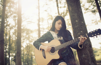 Картинка музыка -другое деревья гитара девушка