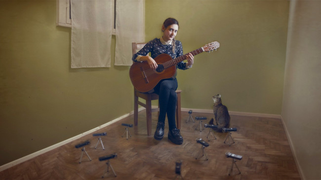 Обои картинки фото музыка, -другое, комната, кошка, гитара, взгляд, девушка