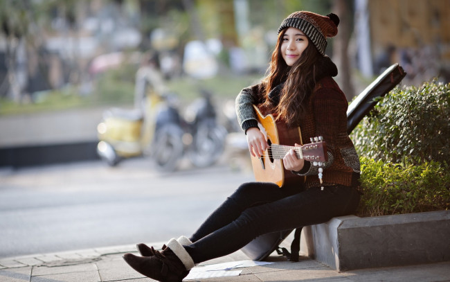 Обои картинки фото музыка, -другое, азиатка, улица, гитара, улыбка, взгляд, девушка