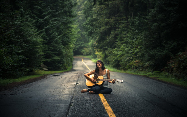Обои картинки фото музыка, -другое, гитара, девушка, деревья, дорога