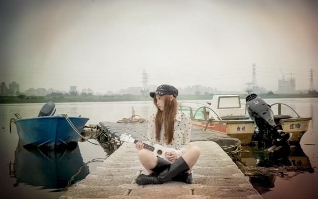 Обои картинки фото музыка, -другое, кепка, водоем, лодка, пирс, гитара, девушка