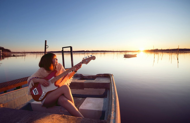 Обои картинки фото музыка, -другое, девушка, гитара, водоем