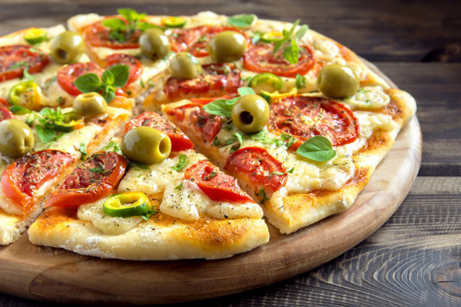 Обои картинки фото еда, пицца, маслины, помидоры, базилик