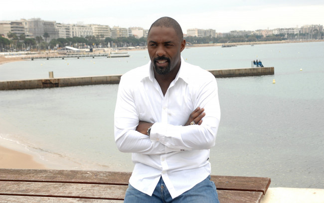 Обои картинки фото мужчины, idris elba, идрисса, акуна, эльба, белая, рубашка, наручные, часы, актер