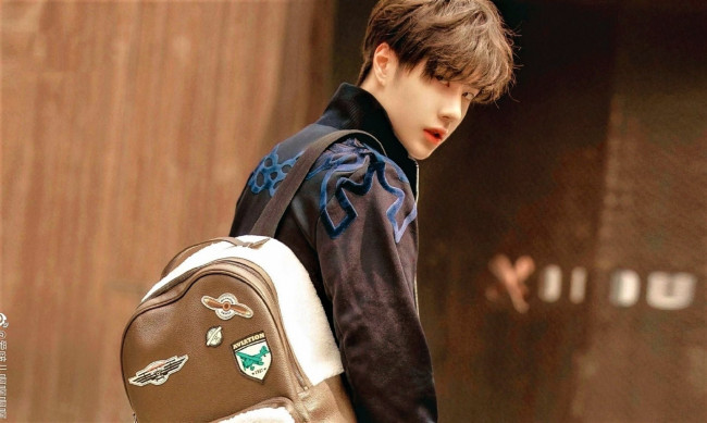 Обои картинки фото мужчины, wang yi bo, актер, рюкзак