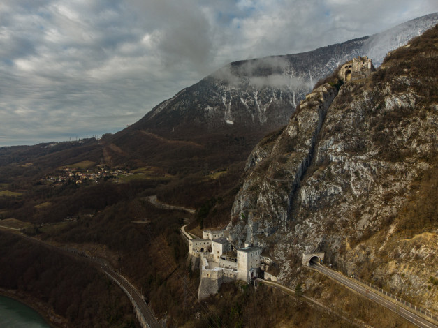 Обои картинки фото города, замки франции, фотография, природа, деревья, лес, горы, пейзаж, снег, зима, с, дрона, облака, дорога, небо, франция