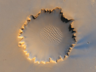Картинка космос луна кратер