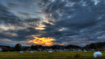 Картинка природа восходы закаты облака поле дома сено