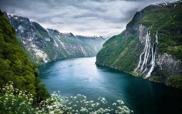 обоя geirangerfjorden, norway, природа, реки, озера, норвегия, фьорд, горы, вода, водопад, цветы