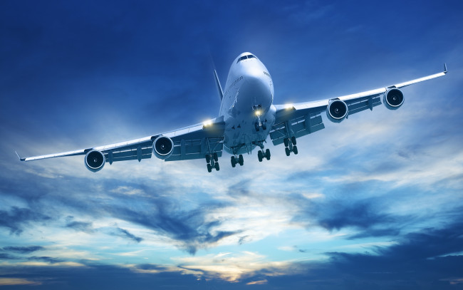 Обои картинки фото боинг, 747, авиация, пассажирские, самолёты, небо, тучи, лайнер, посадка