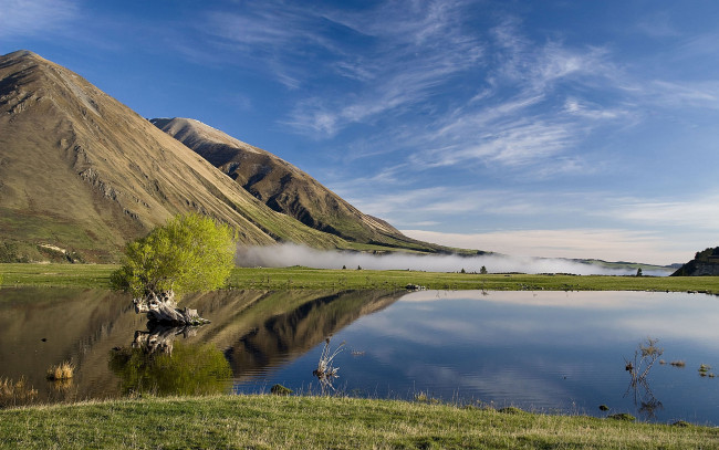 Обои картинки фото lago, tranquilo, природа, реки, озера, трава, куст, холмы, озеро, горизонт, облака