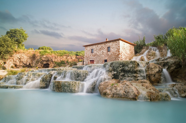 Обои картинки фото saturnia, italy, природа, водопады, домик, сатурния, пейзаж, италия