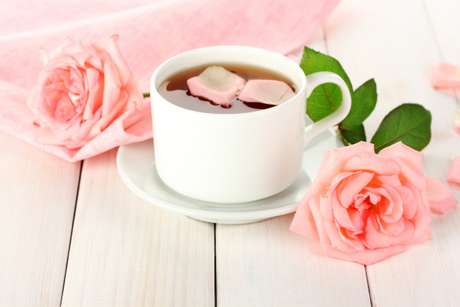 Обои картинки фото еда, напитки, Чай, чашка, блюдце, розы, чай, цветы, лепестки