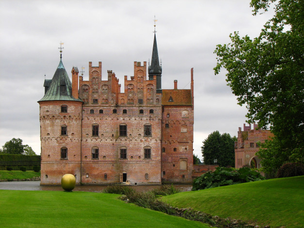 Обои картинки фото замок egeskov  дания, города, - дворцы,  замки,  крепости, castle, egeskov, ландшафт, газоны, дания