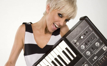 Картинка девушки sarah+harding клавиши топ блондинка сара хардинг
