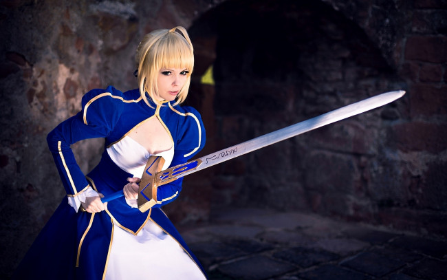 Обои картинки фото девушки, -unsort , креатив, платье, девушка, меч, cosplay, arturia, saber, fate, stay, night