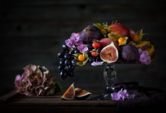Картинка еда фрукты +ягоды персики ягоды шиповник гортензия ваза инжир цветы плоды физалис бананы виноград доски ткань