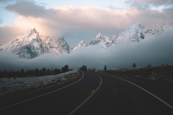 Картинка природа дороги горы облака туман дорога