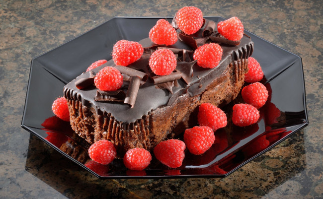 Обои картинки фото еда, торты, торт, малина, шоколад, лакомство