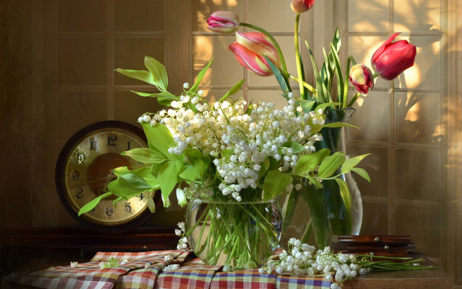 Обои картинки фото цветы, разные вместе, столик, ваза, ландыши, тюльпаны, тени, кувшин, часы