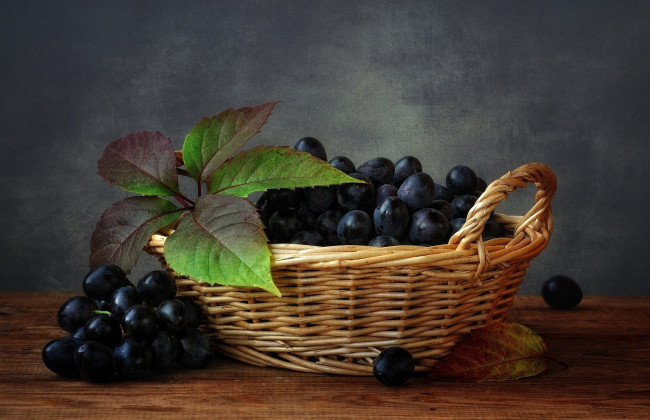 Обои картинки фото еда, виноград, ягоды, корзинка, листья