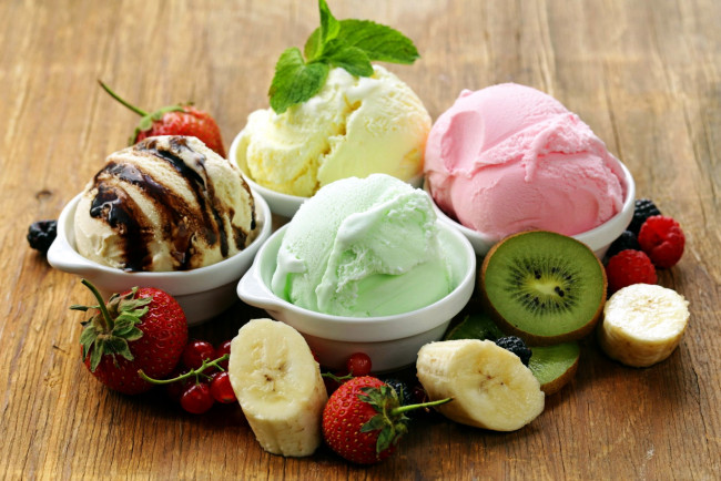 Обои картинки фото еда, мороженое,  десерты, мята, смородина, клубника, киви, бананы