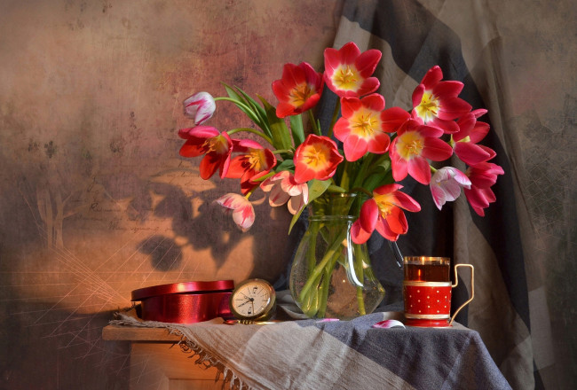 Обои картинки фото цветы, тюльпаны, шаль, коробка, будильник, ткань, часы, кувшин, столик