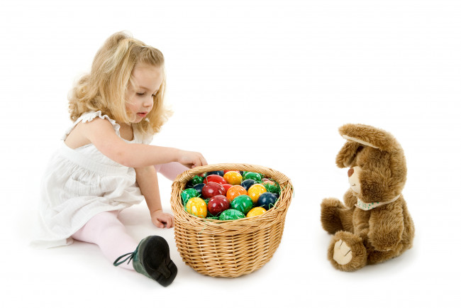 Обои картинки фото разное, дети, девочка, корзина, яйца, игрушка