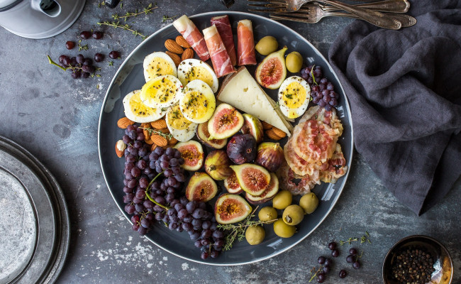 Обои картинки фото еда, разное, яйца, сыр, ветчина, инжир, виноград, орехи