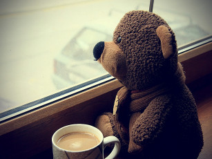 Картинка разное игрушки окно грусть кофе медведь чашка