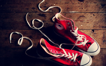 Картинка разное одежда обувь текстиль экипировка красные кеды шнурки