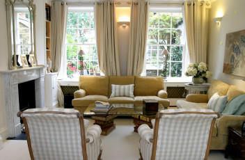 Картинка интерьер гостиная шторы камин диваны кресла букет