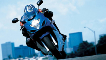 Картинка мотоциклы suzuki наклон ездок скорость мотоциклист мотоцикл сузуки дома улица город