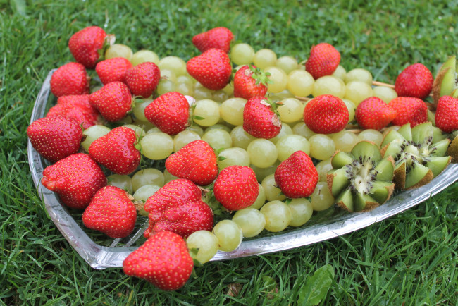 Обои картинки фото еда, фрукты,  ягоды, виноград, клубника