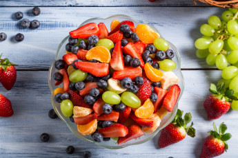 Картинка еда фрукты +ягоды десерт фруктовый салат клубника мандарин виноград черника strawberry salad fruit