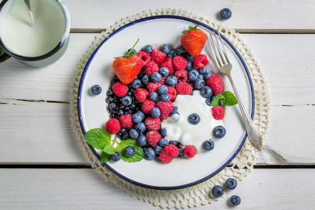 Обои картинки фото еда, фрукты,  ягоды, cream, breakfast, клубника, черника, ягоды, berries, fresh, малина